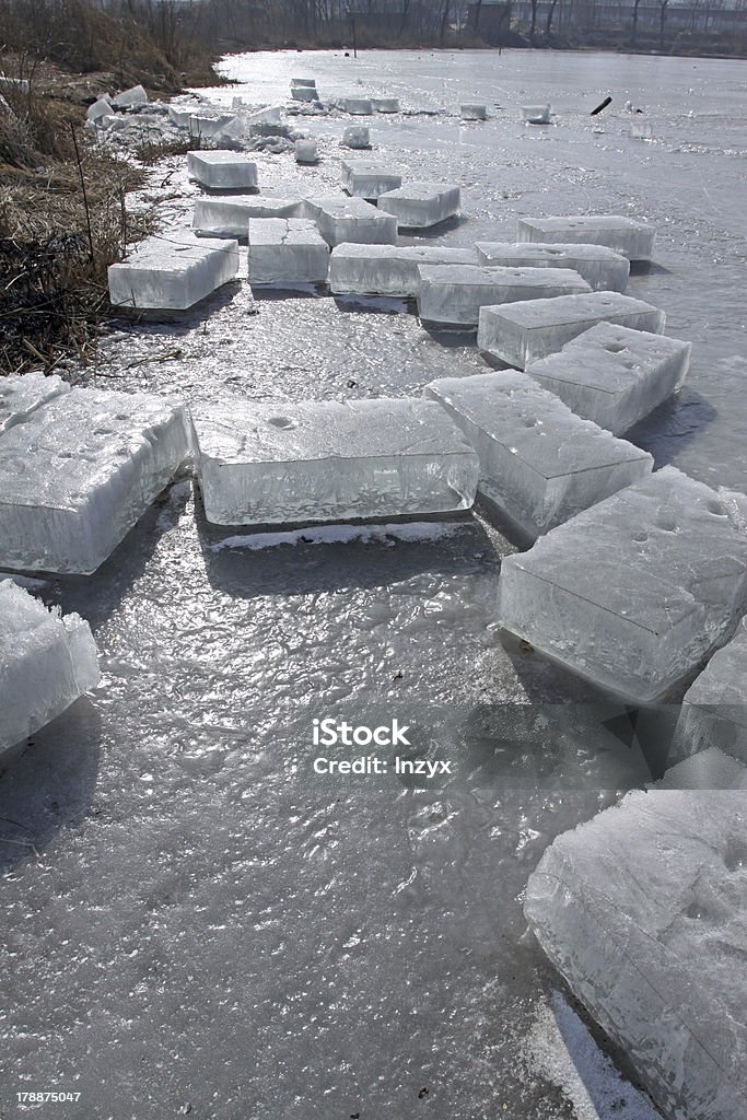 Lód przez river - Zbiór zdjęć royalty-free (Aranżować)