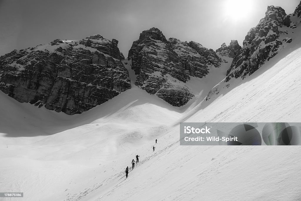 Gruppo sci alpinismo in couloir - Foto stock royalty-free di Scialpinismo