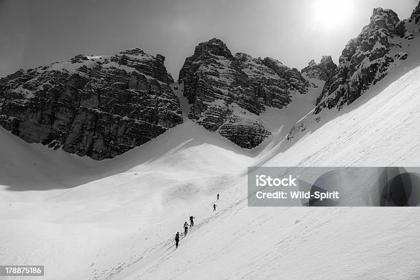 Группа Лыжный Туризм В Couloir — стоковые фотографии и другие картинки Лыжный туризм - Лыжный туризм, Австрия, Без людей