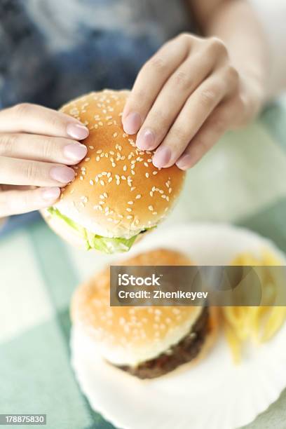 Hamburger Stockfoto und mehr Bilder von Abnehmen - Abnehmen, Brotsorte, Brötchen