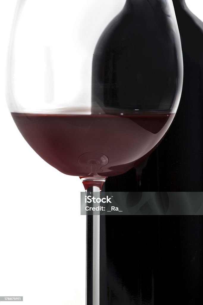 Copa y botella de vino - Foto de stock de Bar libre de derechos