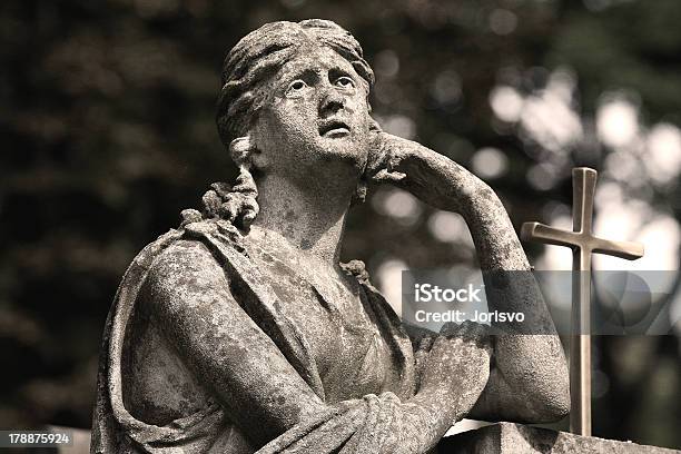 Foto de Estátua De Luto e mais fotos de stock de Antigo - Antigo, Atormentado, Beleza