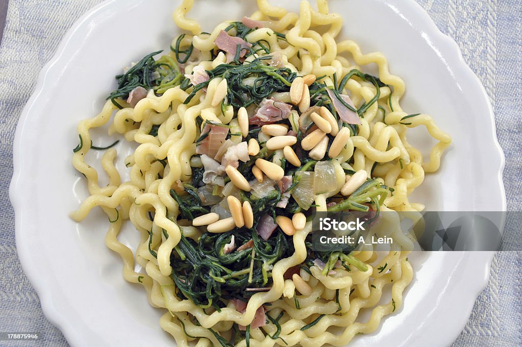 Pasta con erbe aromatiche, pancetta e pinoli - Foto stock royalty-free di Basilico