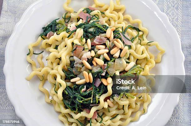 Pasta Con Erbe Aromatiche Pancetta E Pinoli - Fotografie stock e altre immagini di Basilico - Basilico, Bollito, Cena