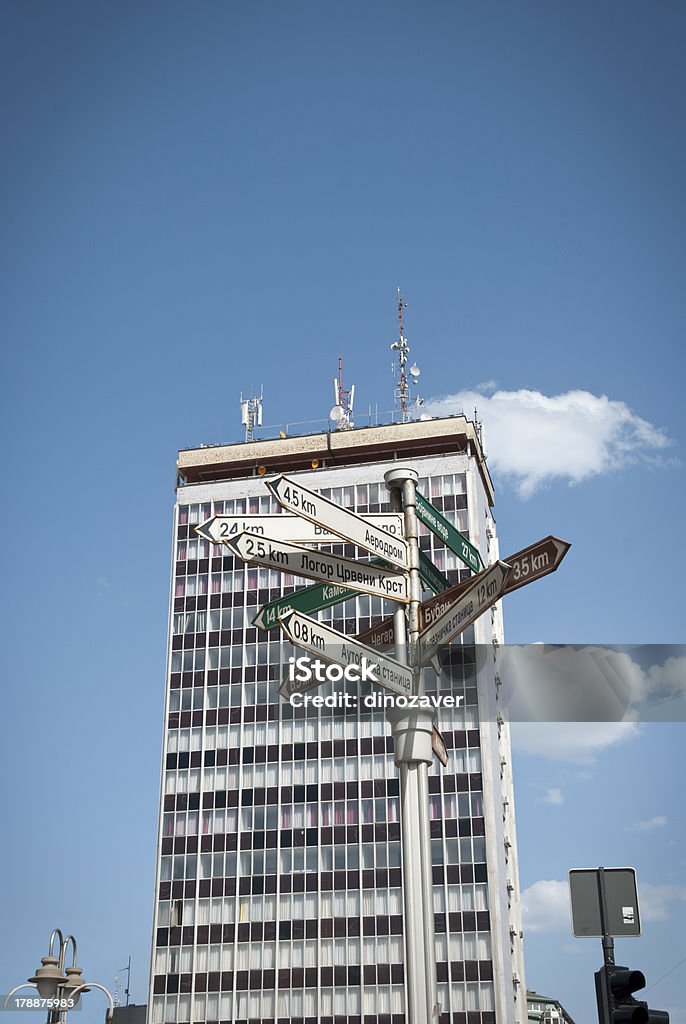 Drogowskaz w centrum Nis, Serbia - Zbiór zdjęć royalty-free (Architektura)