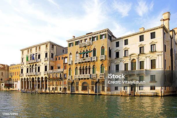 Photo libre de droit de Belle Rue Grand Canal À Venise Italie banque d'images et plus d'images libres de droit de Architecture - Architecture, Balcon, Bleu