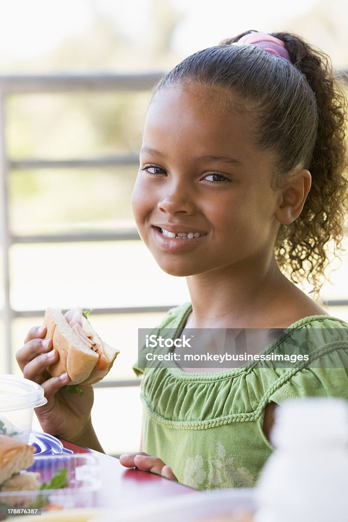 Girl 食べるランチ幼稚園に入り、 - 食べるのロイヤリティフリーストックフォト