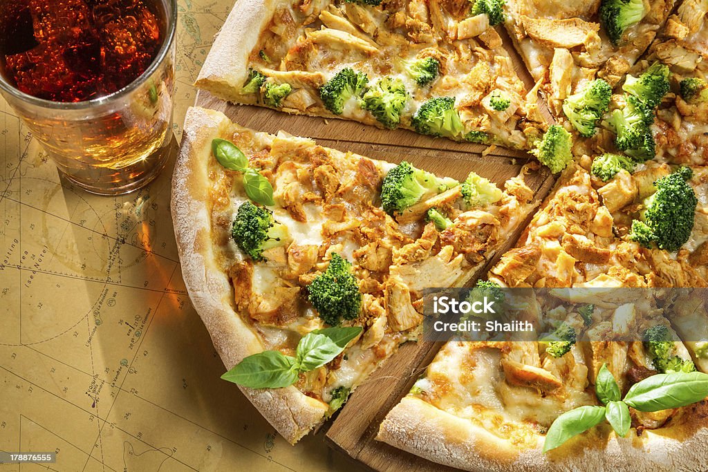 pizza fresca fatta di broccoli, pollo e basilico - Foto stock royalty-free di Carne di pollo