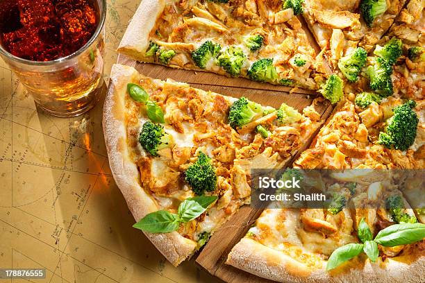 Pizza Fresca Fatta Di Broccoli Pollo E Basilico - Fotografie stock e altre immagini di Carne di pollo - Carne di pollo, Pizza, Pollo