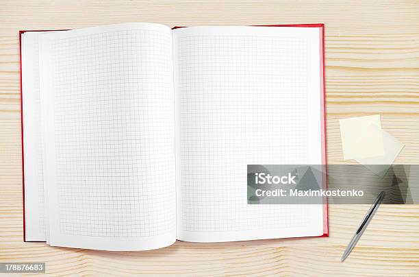 Cuaderno De Notas En Blanco Con Un Bolígrafo Sobre Mesa De Madera Foto de stock y más banco de imágenes de Blanco - Color
