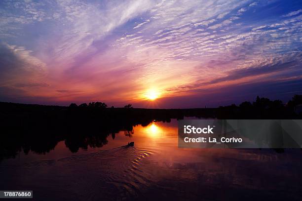 Fioletowy Zachód Słońca Nad Rzeką W Quebec - zdjęcia stockowe i więcej obrazów Bez ludzi - Bez ludzi, Chmura, Dramatyczne niebo