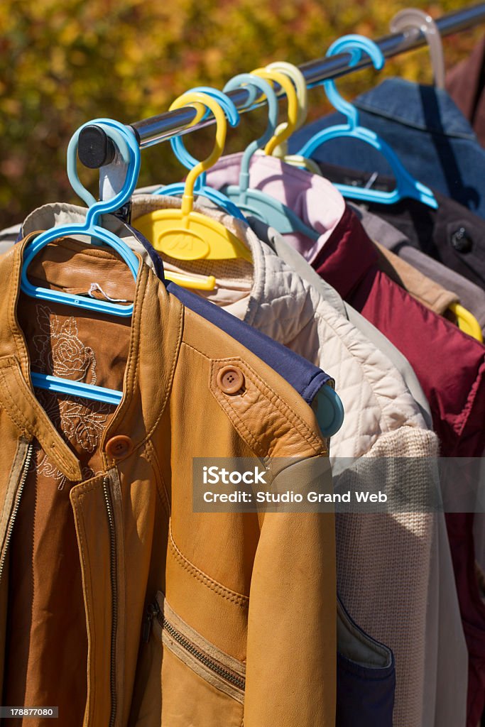 Roupas e Casaco de couro apresentada com Venda de garagem - Royalty-free Adulto Foto de stock