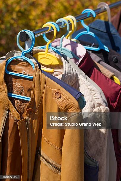 Roupas E Casaco De Couro Apresentada Com Venda De Garagem - Fotografias de stock e mais imagens de Adulto