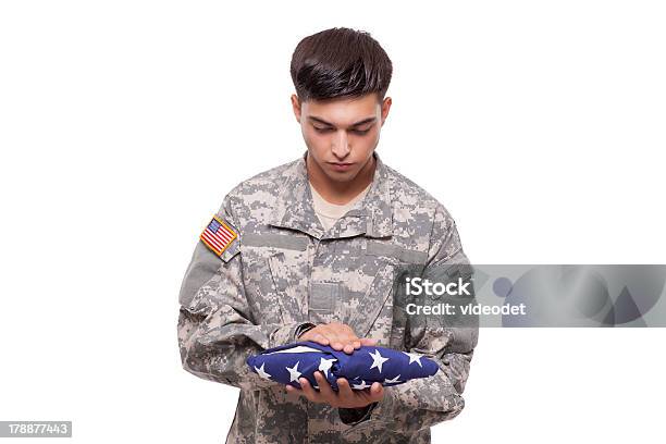 Triste Soldier Con Una Bandera Estadounidense Foto de stock y más banco de imágenes de Ejército - Ejército, Hombres, Mirar hacia abajo