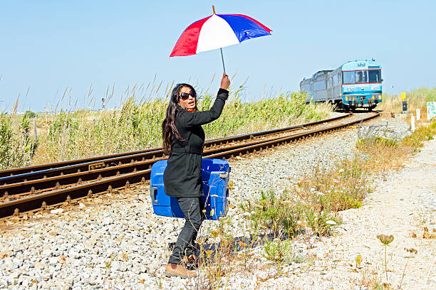 junge verzweifelte frau in einem vorbeifahrenden zug - leaving loneliness women railroad track stock-fotos und bilder