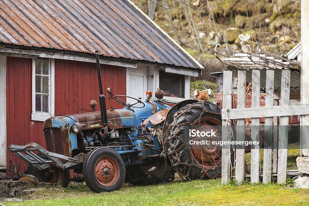 Vieille ferme tracteur se trouve dans le village norvégien - Photo de Machinerie libre de droits