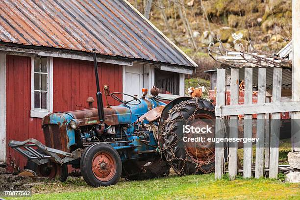 Photo libre de droit de Vieille Ferme Tracteur Se Trouve Dans Le Village Norvégien banque d'images et plus d'images libres de droit de Machinerie
