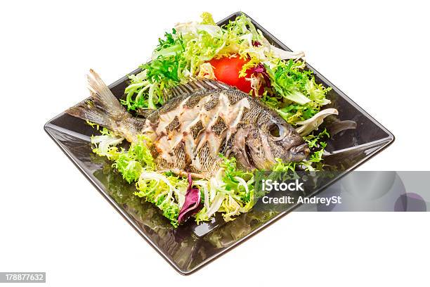 Salat Aus Gegrilltem Tilapia Mit Stockfoto und mehr Bilder von Essbare Verzierung - Essbare Verzierung, Essgeschirr, Filetiert