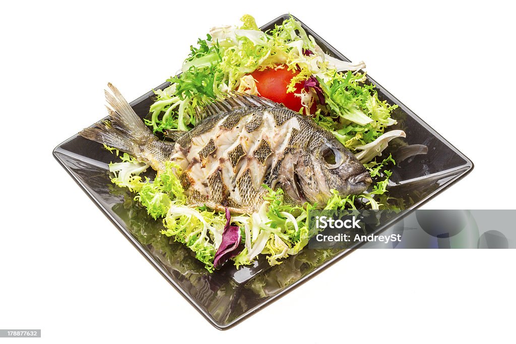 Tilapia grillés avec une salade - Photo de Aliment libre de droits