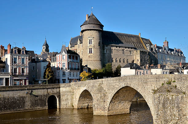 de la rivière de la mayenne à laval, en france - pays de la loire photos et images de collection