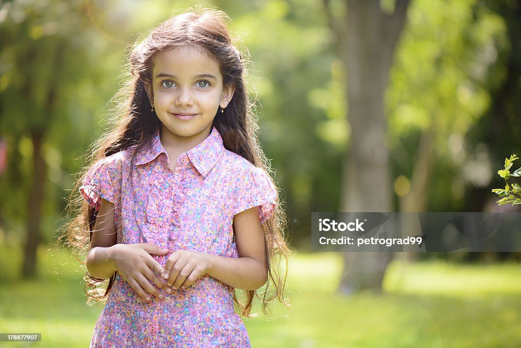 Retrato de chica hispana en el soleado park - Foto de stock de Aire libre libre de derechos