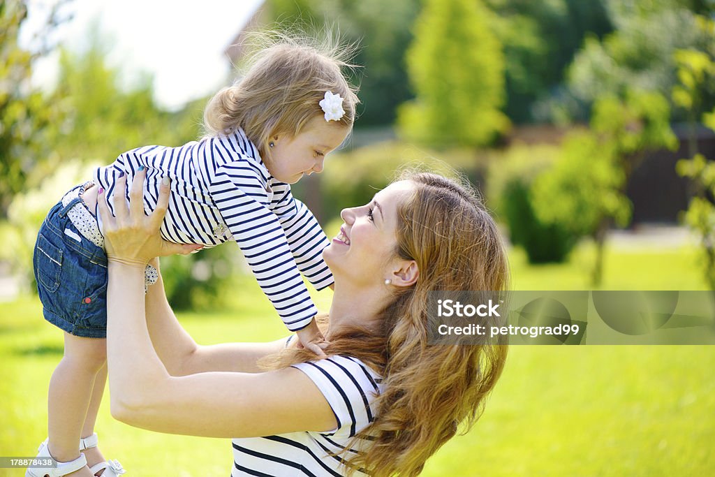 Urocza młoda matka i córka Gra - Zbiór zdjęć royalty-free (Matka)