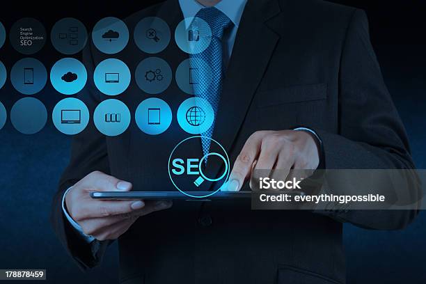 ビジネスマンハンド検索エンジン最適化を示す Seo - eコマースのストックフォトや画像を多数ご用意 - eコマース, ちやほや, インターネット