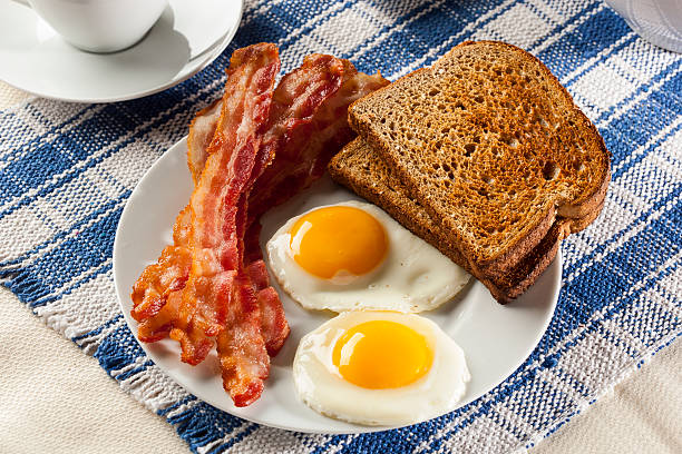 유기 sunnyside 바라요 달걀, 베이컨, 토스트 제공 - eggs breakfast bacon fried egg 뉴스 사진 이미지