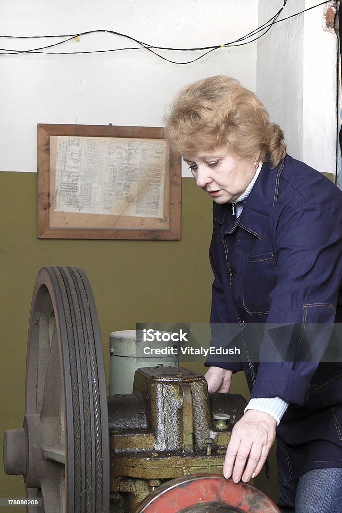 Engenheiro mulher na máquina de sala (elevador). - Royalty-free Adulto Foto de stock