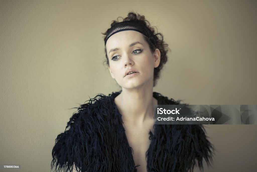 Retrato de moda modelo en negro - Foto de stock de 30-39 años libre de derechos
