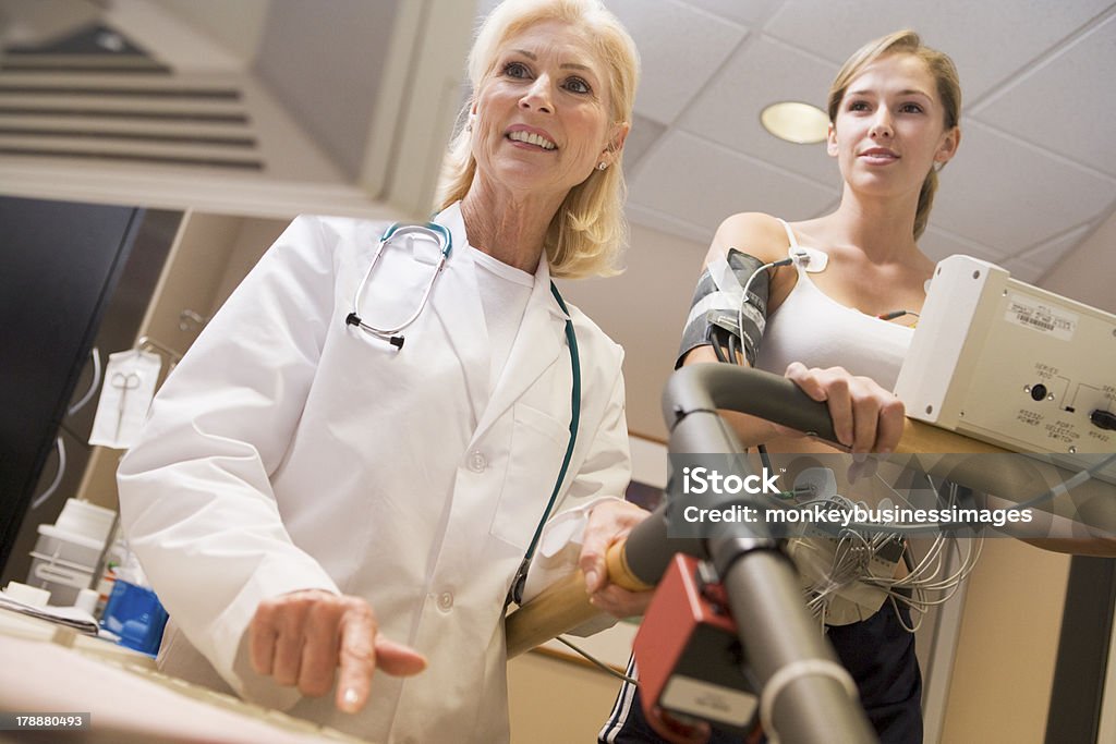 Médico monitoramento da frequência cardíaca do paciente em uma esteira - Foto de stock de Ritmo Cardíaco royalty-free