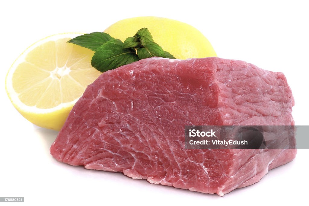 Morceau de steak de bœuf avec une rondelle de citron - Photo de Aliment libre de droits