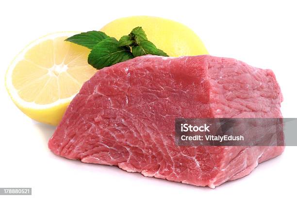 Photo libre de droit de Morceau De Steak De Bœuf Avec Une Rondelle De Citron banque d'images et plus d'images libres de droit de Aliment