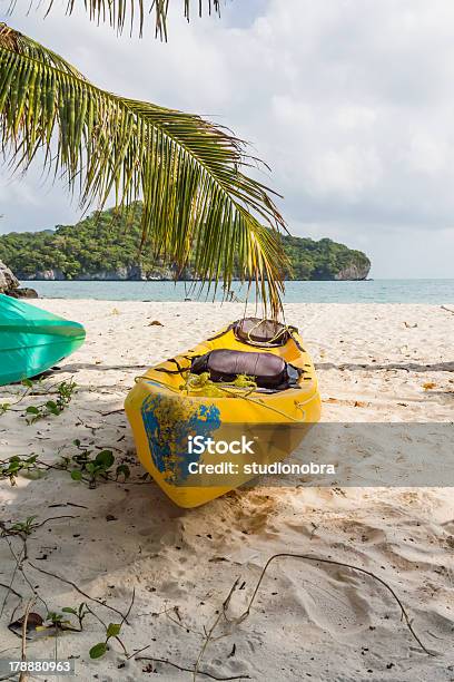 Kayaks En La Playa Tropical Tailandia Foto de stock y más banco de imágenes de Actividad - Actividad, Aire libre, Amarillo - Color