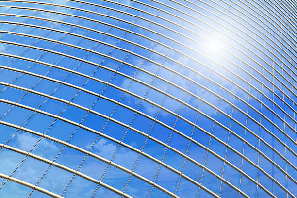 edifício comercial reflexo céu azul e nuvem - reflection glass surrounding wall urban scene - fotografias e filmes do acervo