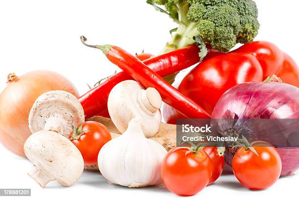 Vegetales Orgánicos Saludable En Fondo Blanco Foto de stock y más banco de imágenes de Agricultura - Agricultura, Ajo, Alimento