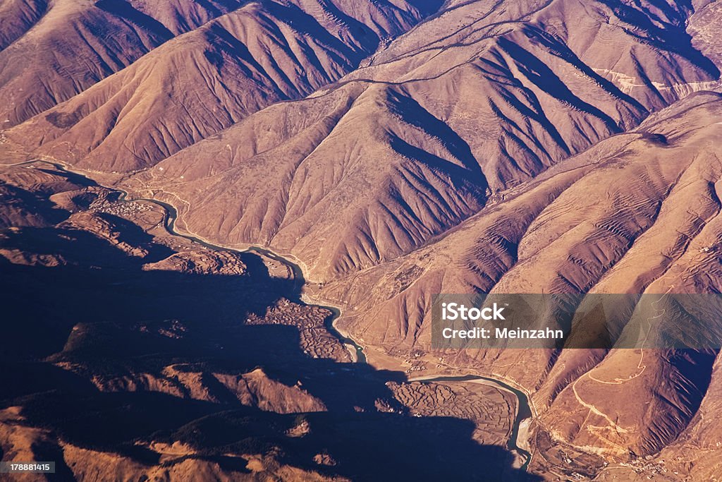 Bela vista da aeronave para as montanhas - Foto de stock de Aldeia royalty-free