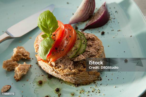 Paté Sandwich Sul Piatto - Fotografie stock e altre immagini di Alimentazione sana - Alimentazione sana, Antipasto, Basilico