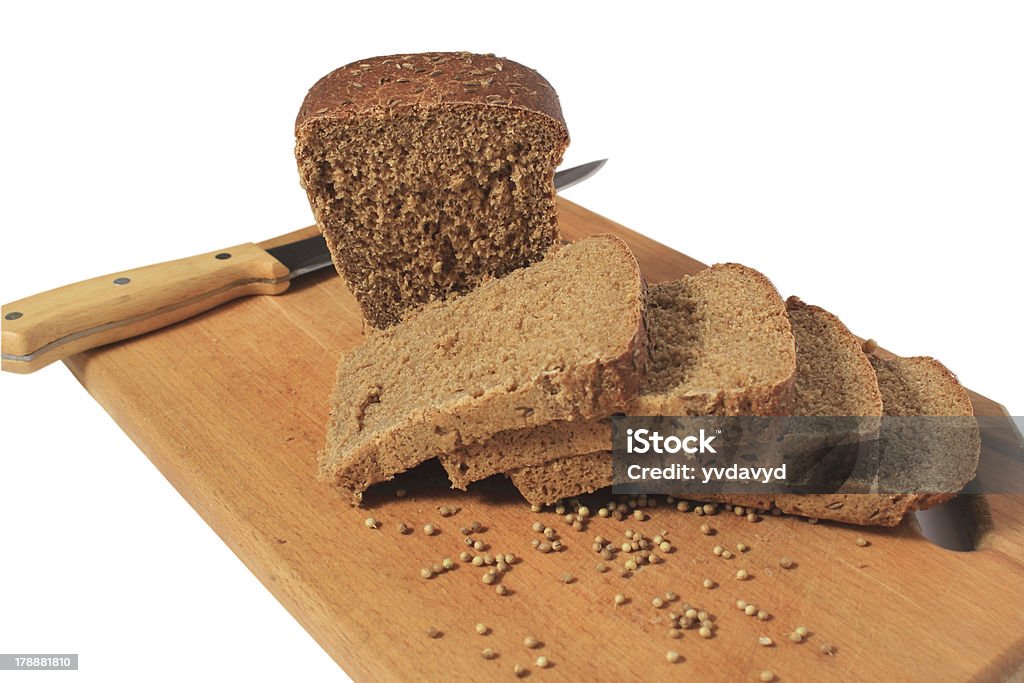 Messer, geschnitten Roggenbrot auf ein Schneidebrett Holz. - Lizenzfrei Abnehmen Stock-Foto