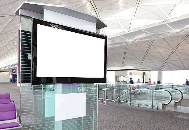 televisor lcd en el aeropuerto - airport sign fotografías e imágenes de stock