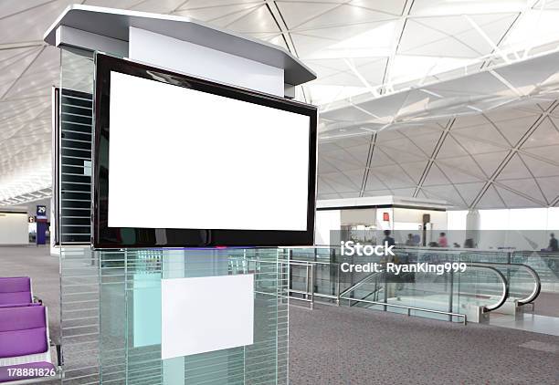 Photo libre de droit de Téléviseur Lcd Dans Laéroport banque d'images et plus d'images libres de droit de Aéroport - Aéroport, Télévision, Industrie de la télévision