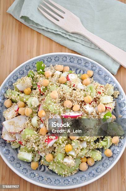 Quinoa Salada Com O Grão De Bico Vermelho Rabanete E Pepino - Fotografias de stock e mais imagens de Almoço