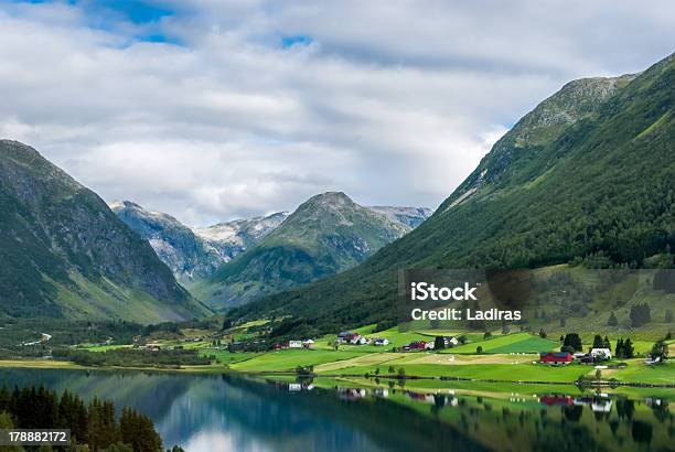 Noruega Deslumbrante Paisaje Foto de stock y más banco de imágenes de Aire libre - Aire libre, Belleza de la naturaleza, Casa