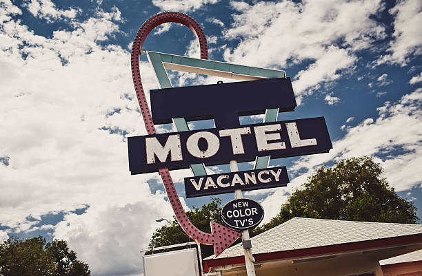 velho sinal de motel - route 66 old fashioned roadside commercial sign imagens e fotografias de stock