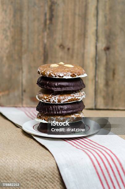 Photo libre de droit de Plateau Dassortiment De Biscuits De Pain Dépice banque d'images et plus d'images libres de droit de Amande - Amande, Assiette, Biscuit