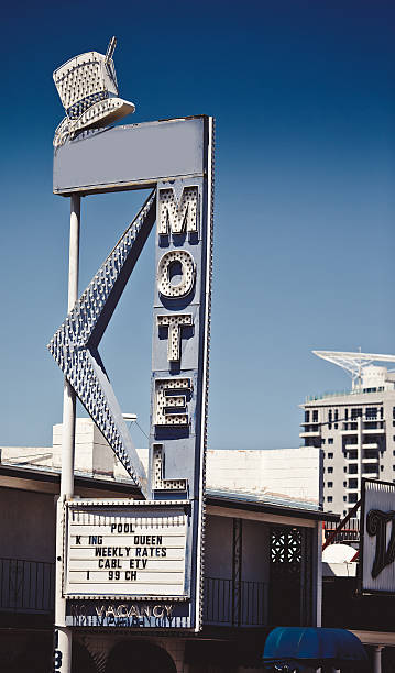 velho sinal de motel - route 66 old fashioned roadside commercial sign imagens e fotografias de stock