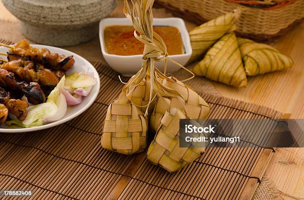 Photo libre de droit de Ketupat Gâteaux De Riz De Lasie Du Sudest Souvent Préparés Pour Offre Groupée banque d'images et plus d'images libres de droit de Agrafe