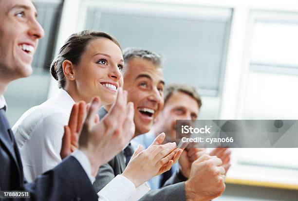 Klatschen Business Personen Stockfoto und mehr Bilder von Offizielles Treffen - Offizielles Treffen, Applaudieren, Klatschen