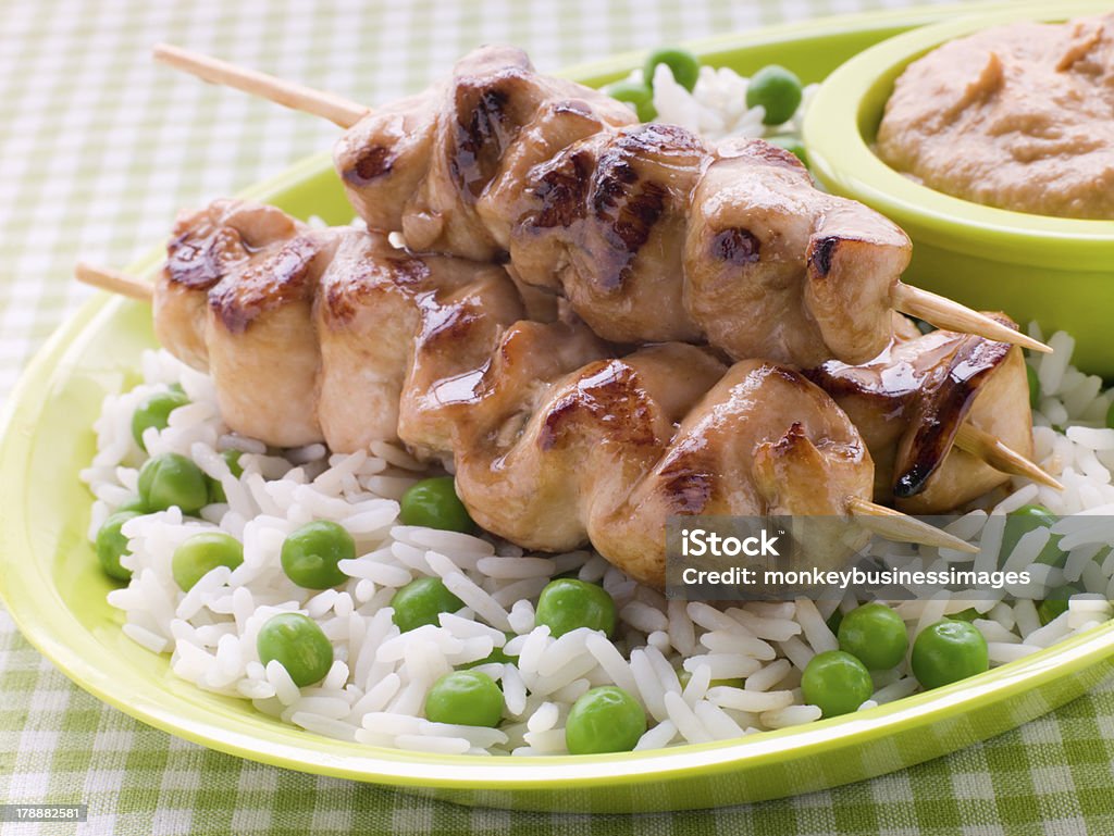 Сатай из курицы палки с арахисовым маслом соус и Жареный рис - Стоковые фото Арахисовое масло роялти-фри