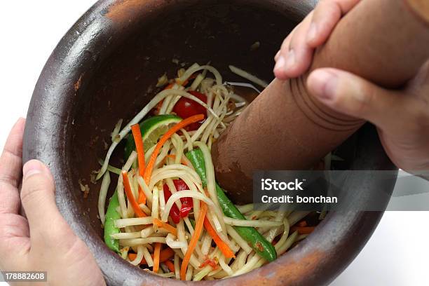 Produção De Salada Verde Papaia Som Coc Comida Tailandesa - Fotografias de stock e mais imagens de Pilão e Almofariz